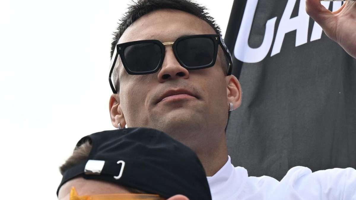 Lautaro e Agustina, vacanza lampo a Ibiza insieme ai figli dopo la sfida di Frosinone