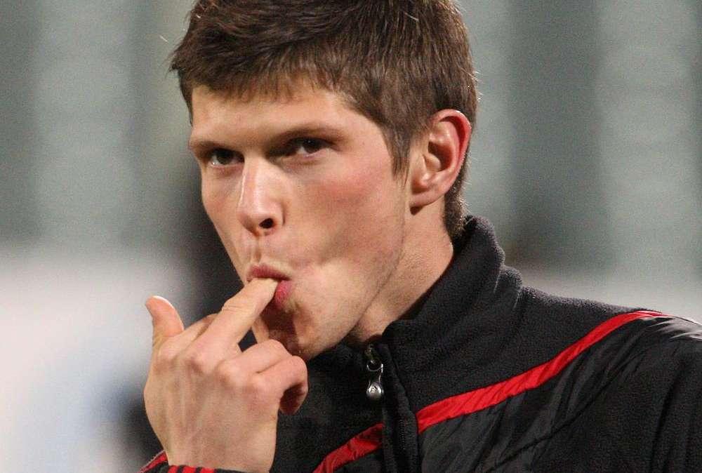 Huntelaar, il gestaccio è doppio. Nessuno interviene?
