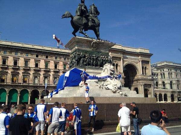 I tifosi dello Stjarnan avvolgono Vittorio Emanuele II