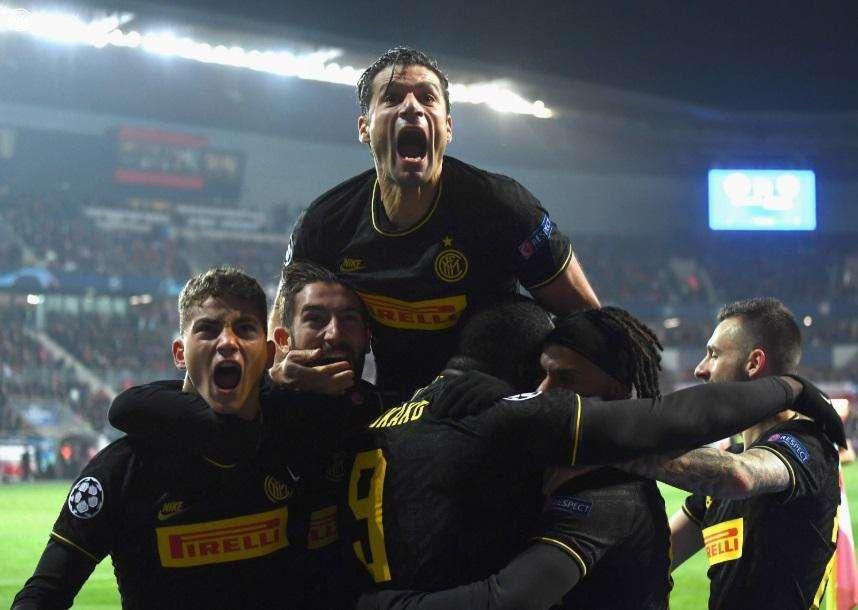 Notte di sogni, di Coppe e di Campioni. I gemelli del gol infiammano Praga: Inter stellare, Conte in lacrime