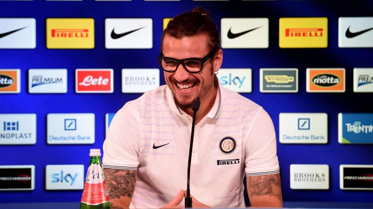 Bad boy? No. Sorriso di un rockettaro gentiluomo con voglia di Inter. La Juve...