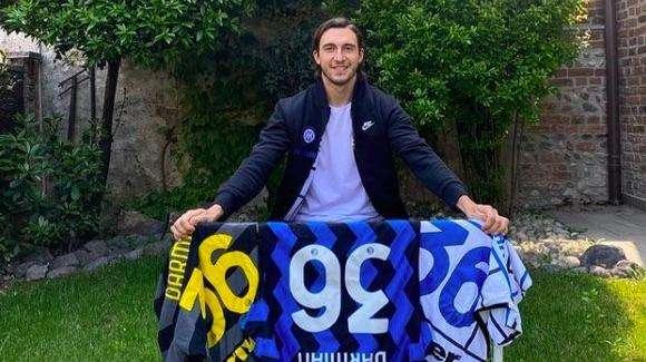 Darmian ringrazia i tifosi con un'iniziativa social: "Ho deciso di regalare tre maglie autografate a tre fan"