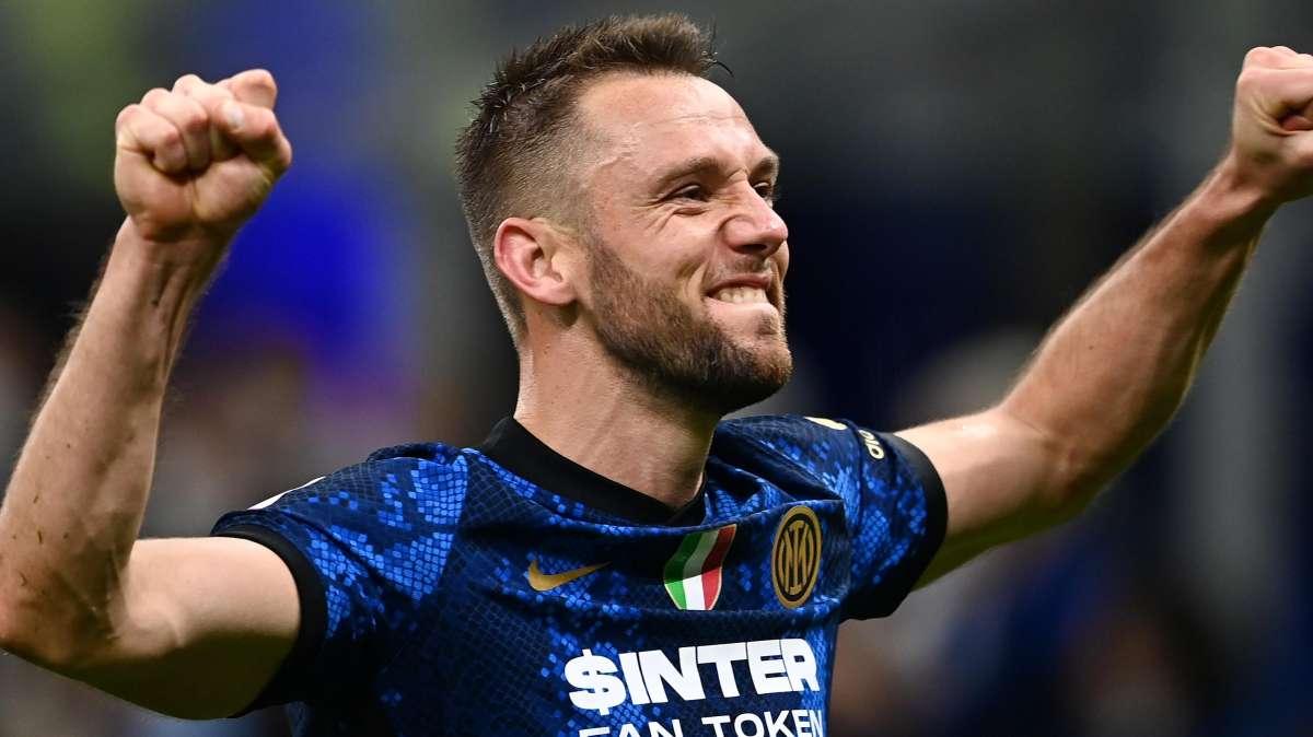 Da De Vrij un applauso ai tifosi: "Grazie per il supporto di ieri"