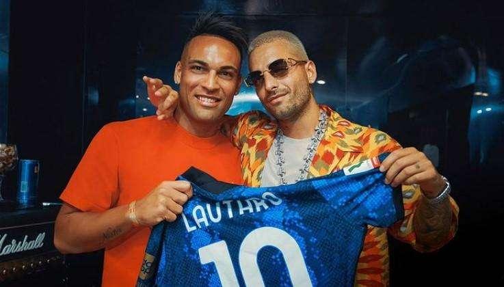 Correa e Lautaro al concerto di Maluma: il Toro dona la sua maglia