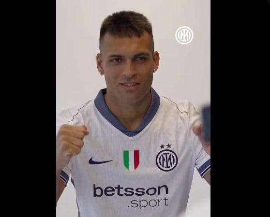 VIDEO - Da Thuram e Barella fino a Dimarco e Lautaro: l'Inter indossa la maglia Away per il 2024/25