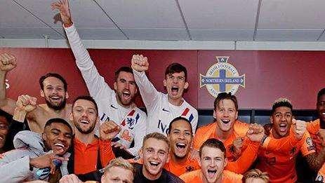 Olanda qualificata a Euro 2020, De Vrij festeggia negli spogliatoi con il gruppo oranje