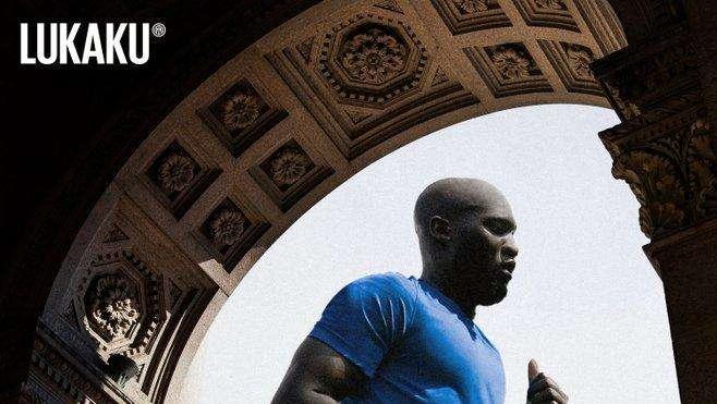 Lukaku, febbre social già alta. Il belga si staglia sul Duomo: "Avvistato gigante, difese allertate"