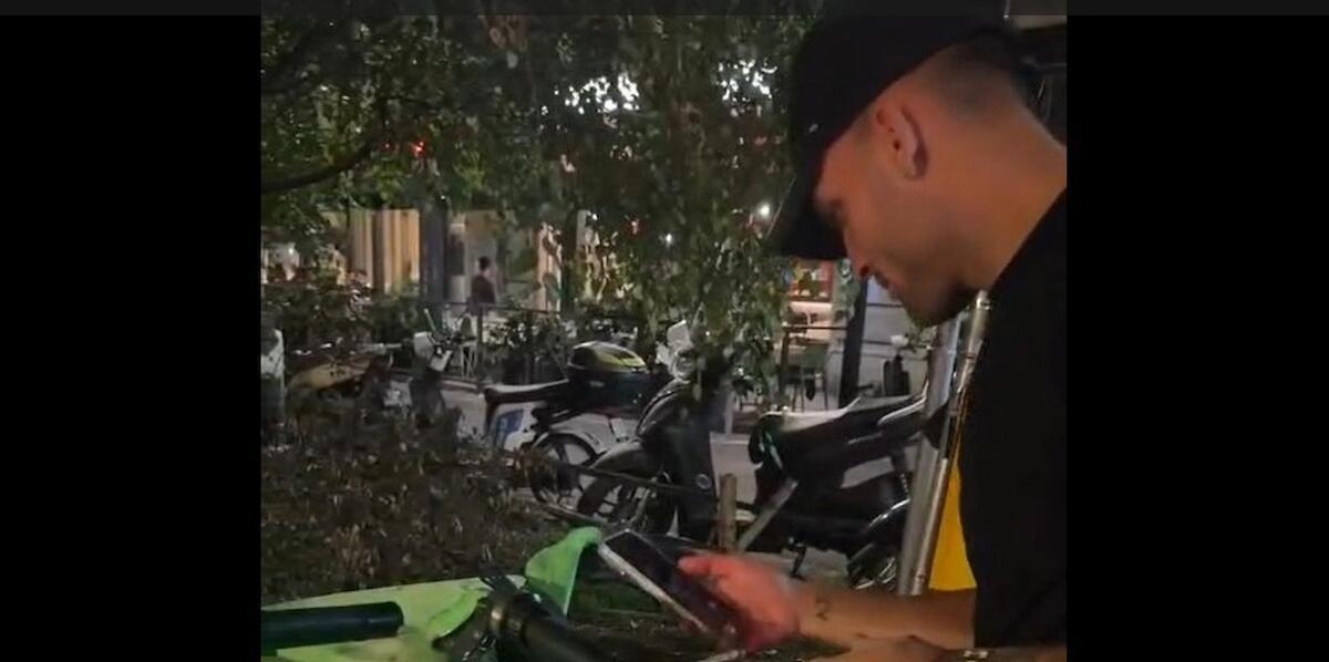 Lautaro scatenato su una bici a noleggio in giro per Milano: il video virale sui social