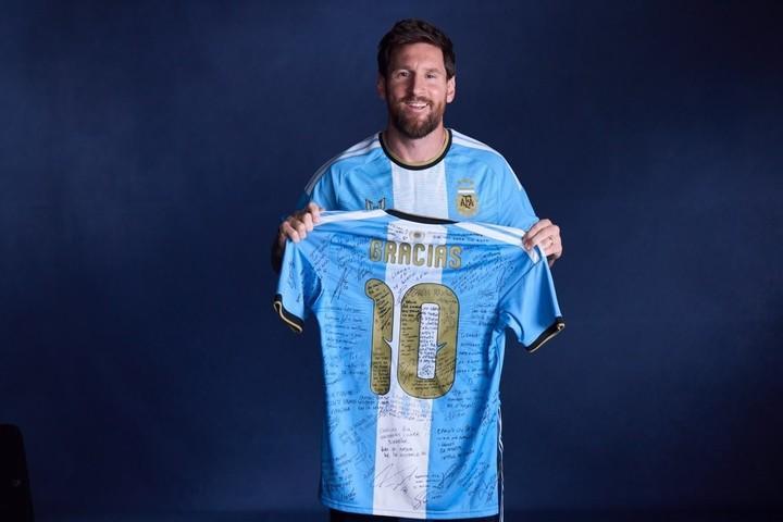 Una maglia per Messi firmata da tutti. Ecco la dedica di Lautaro