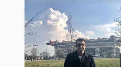 Figo posa a San Siro e ricorda: "Tornato a casa, dove ho avuto tante gioie bellissime. Forza Inter!"
