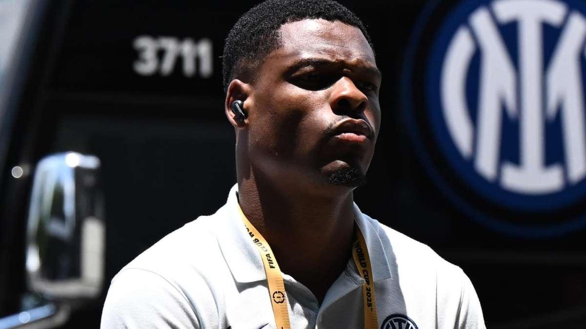 GdS - Dumfries, oggi scade la clausola: sarà ancora Inter. Mendes e il Barcellona...