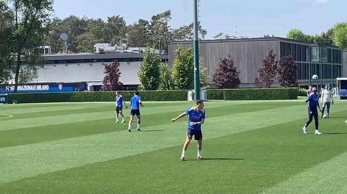 VIDEO - Verso Barcellona-Inter, buone notizie per Inzaghi: Thuram lavora in gruppo. Pavard unico indisponibile 