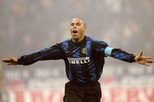 Moratti: 18 anni di grandi acquisti e di inattesi flop. Le due squadre simbolo