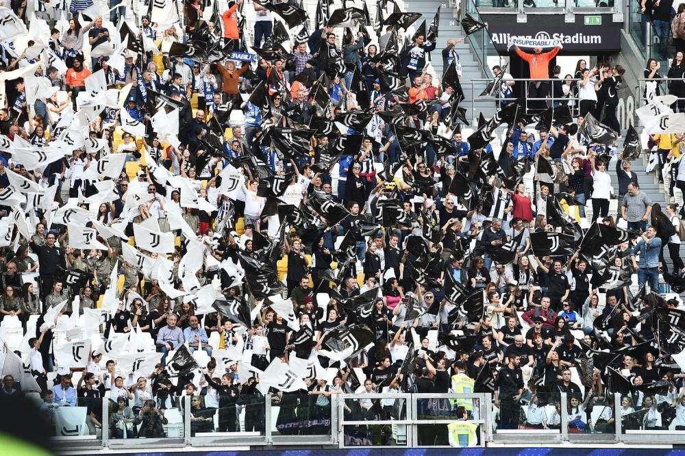 Tifosi Juve inferociti, striscione a Torino: "Conte uomo di merda"