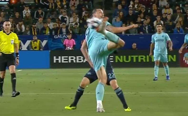 VIDEO - Ibra non si ferma mai: gol e vittoria contro Houston. Lo svedese inventa la sponda di tacco volante