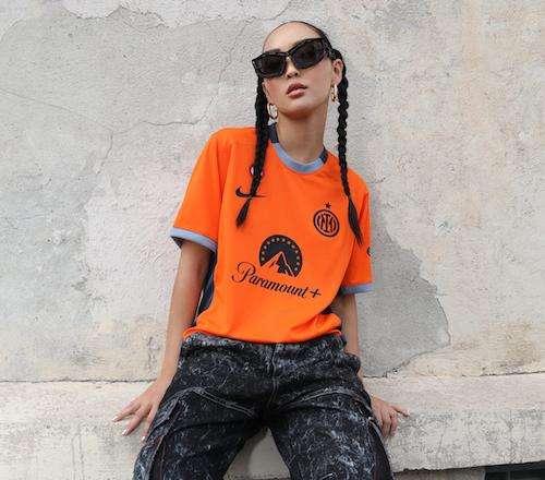 Milano Fashion Week, la terza maglia dell'Inter diventa un capo iconico indossato dai modelli Korlan Madi e Madior Fall