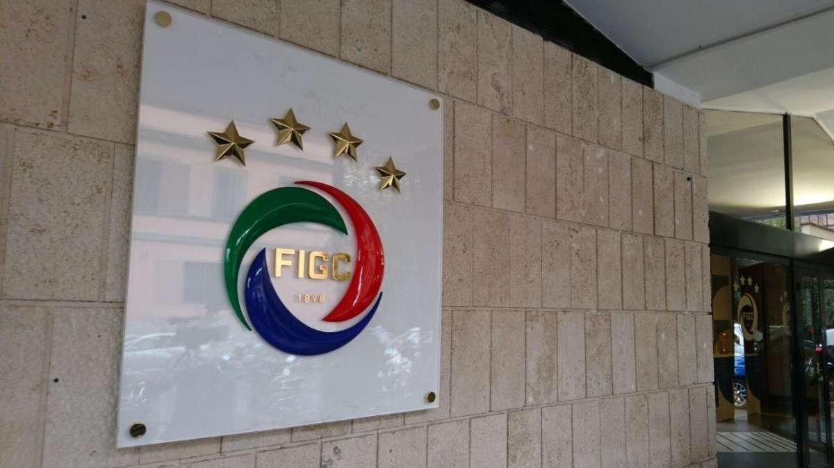 Figc, deroga nel regolamento: i calciatori potranno giocare per tre club diversi nella stagione 2020/2021