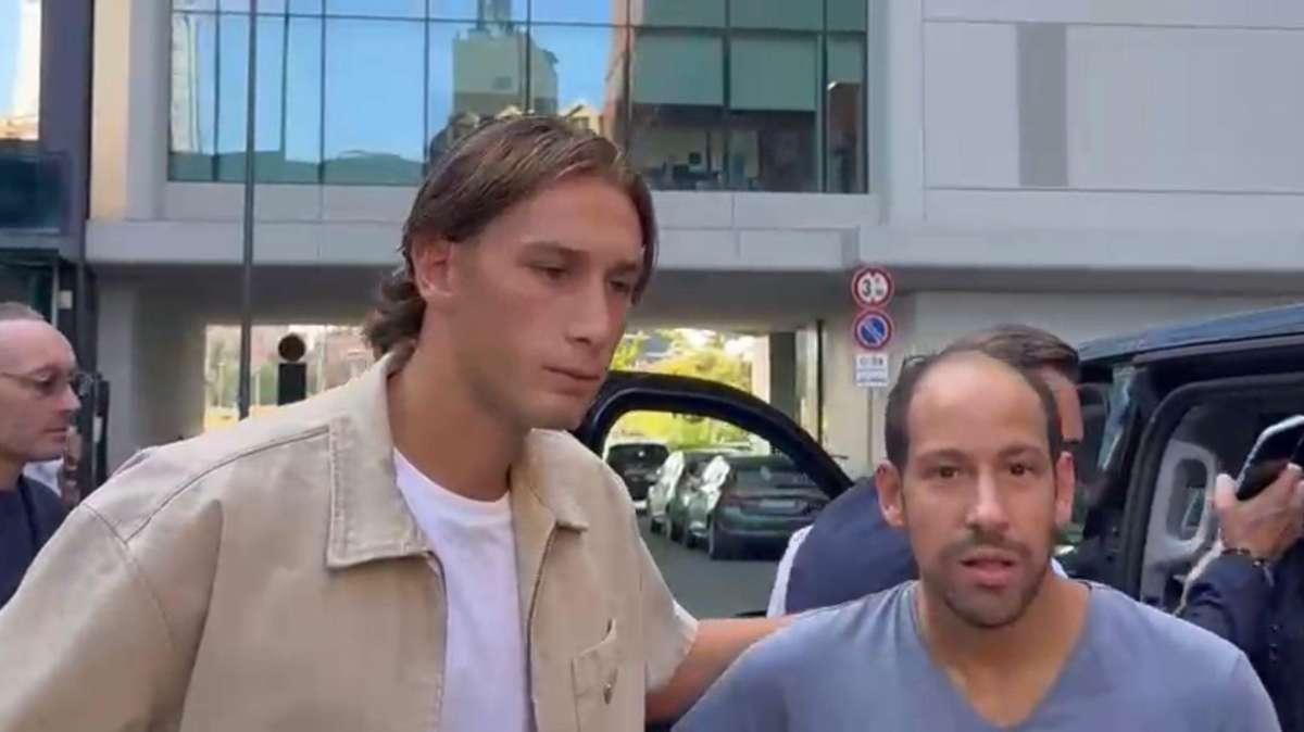 VIDEO - Inter, Esposito è uscito dalla sede dopo il rinnovo di contratto