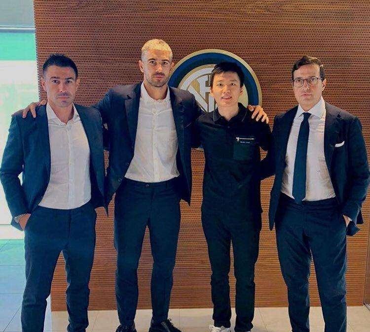 Anche la World Soccer Agency di Lucci dà il benvenuto a Kolarov. Insieme a... Zhang