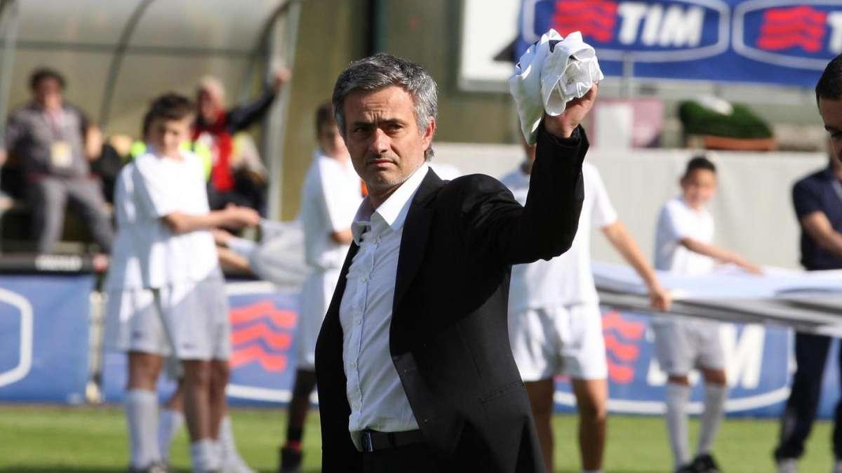 Mou: "Deciderò dopo Madrid, sono lontano dalla panchina del Real"