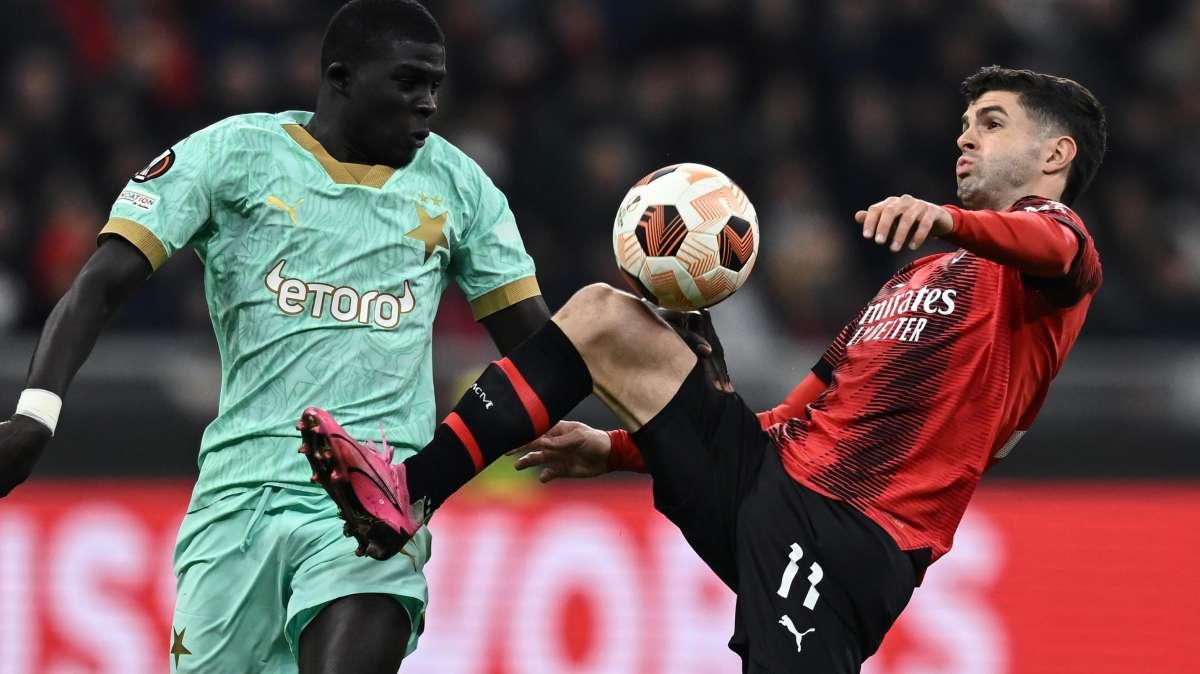 Slavia Praga in 10, il Milan vince 4-2. Poker last minute della Fiorentina: i risultati di Europa e Conference League 
