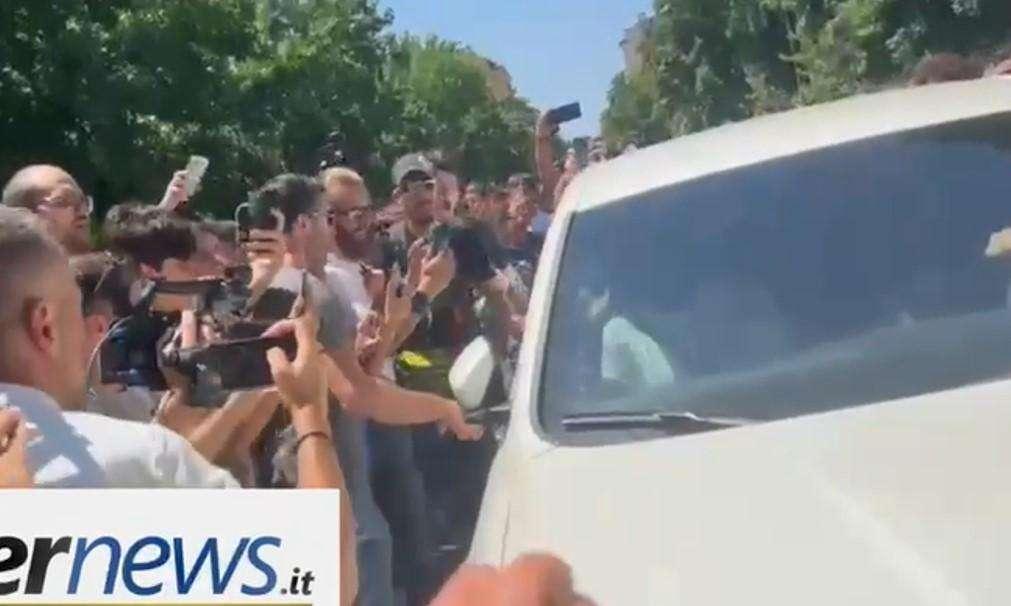 VIDEO - Lukaku è arrivato al Coni: bagno di folla per l'attaccante