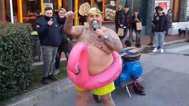 Aveva scommesso sull'Inter tricolore, come pegno va in giro per Montecatini in costume