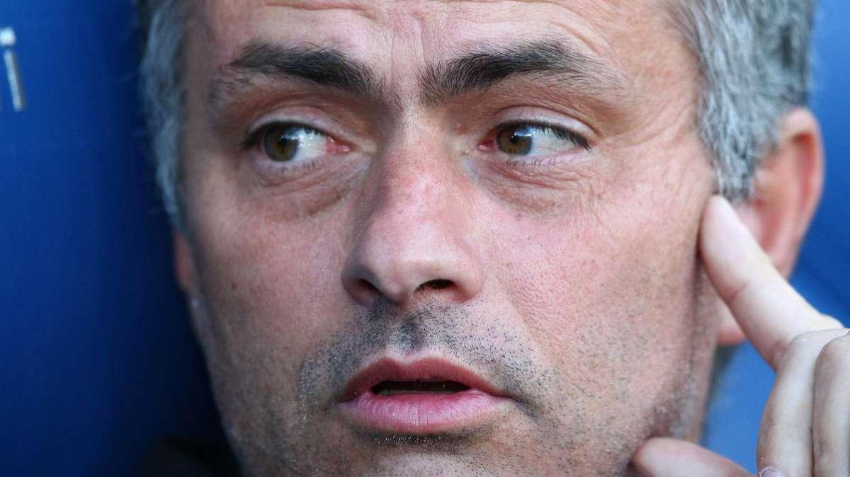 Daily Star - Mourinho e la battaglie alle Federazioni d'Europa: dalle manette all'allenatore in tribuna