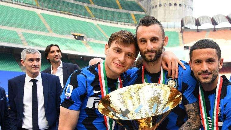 Barella festeggia lo scudetto con l'Inter: "Per noi, per voi, per tutti... il Biscione è di nuovo campione"