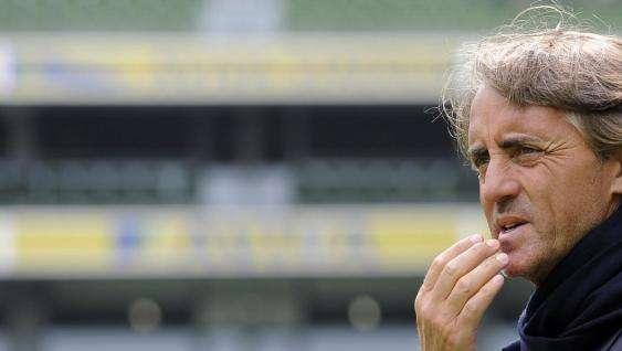 Mancini avvisa: "Tevez va da chi offrirà il giusto"