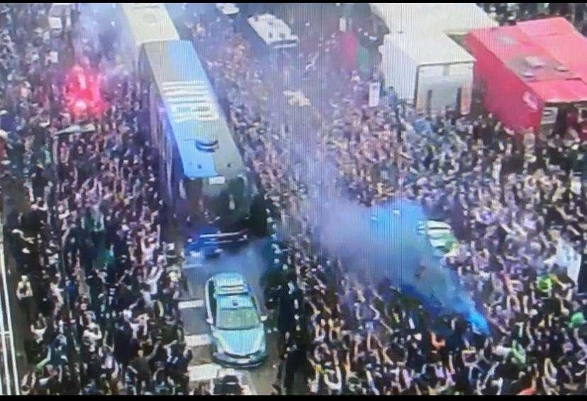 Pullman dell'Inter arrivato (a fatica) al Meazza tra due ali di folla: entusiasmo e adrenalina alle stelle