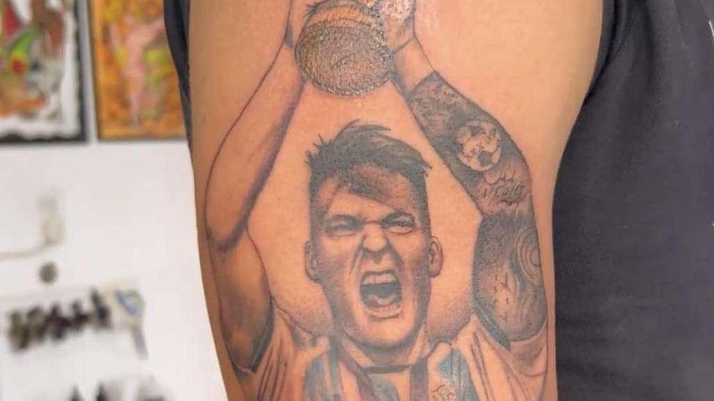 Un tatuaggio per la gloria: l'omaggio di Lucas Esperon per Lautaro. Il Toro: "Migliori amici sempre"