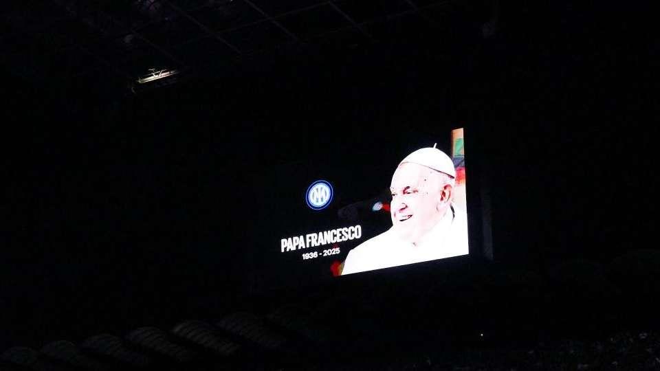 Barcellona-Inter, minuto di silenzio in memoria di Papa Francesco prima del fischio d'inizio 