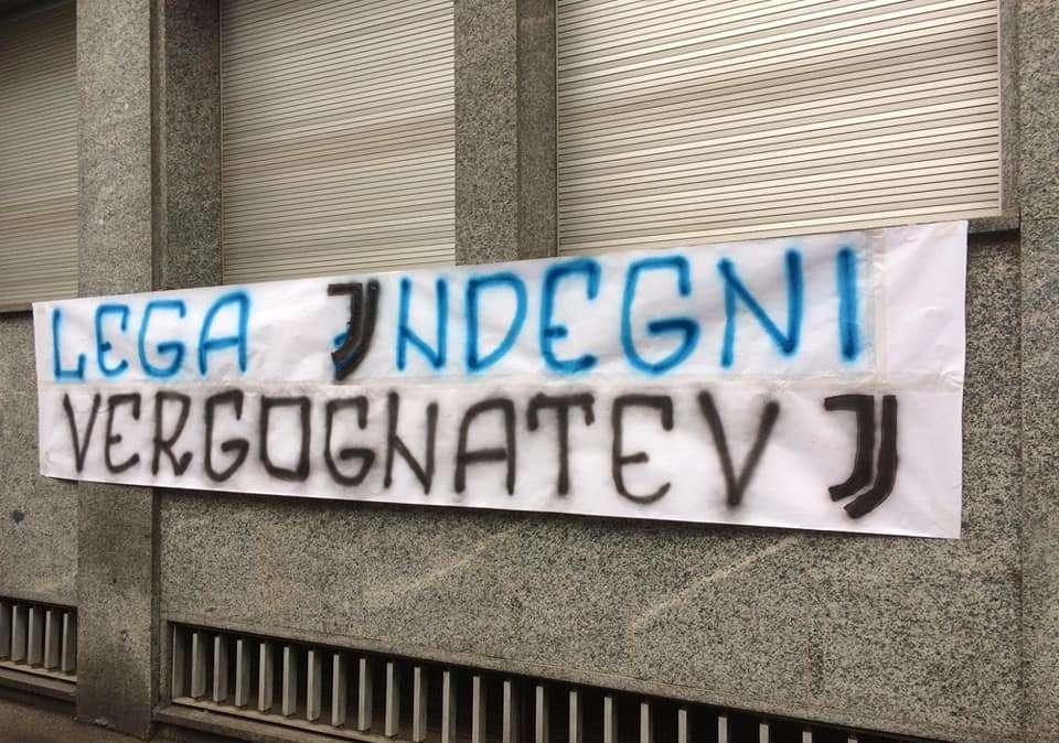 La Curva Nord ancora sotto la sede della Lega: "Vergognatevi, rispetto per i tifosi"