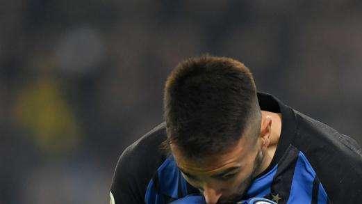VIDEO - Pancioni col pallone, ciucci o scritte sulle maglie: le esultanze dei giocatori-papà nel video di auguri dell'Inter