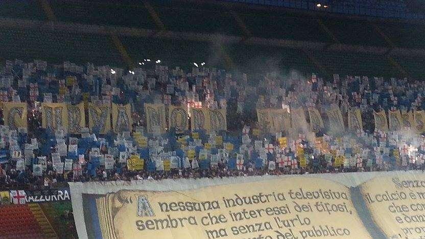 FOTO - Ingresso in campo. La coreografia si accende
