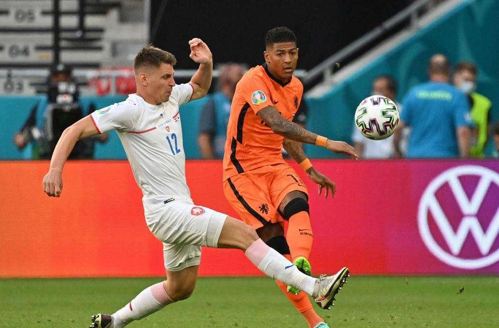 CdS - Inter, altre 3 cessioni dopo Hakimi. Poi caccia a due esterni: proposto Van Aanholt per la fascia sinistra