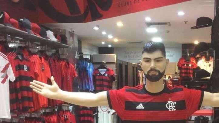 Flamengo, tifosi in estasi per Gabigol: maglia esaurita in tanti negozi. Il brasiliano: "Spero di restituire l'affetto"