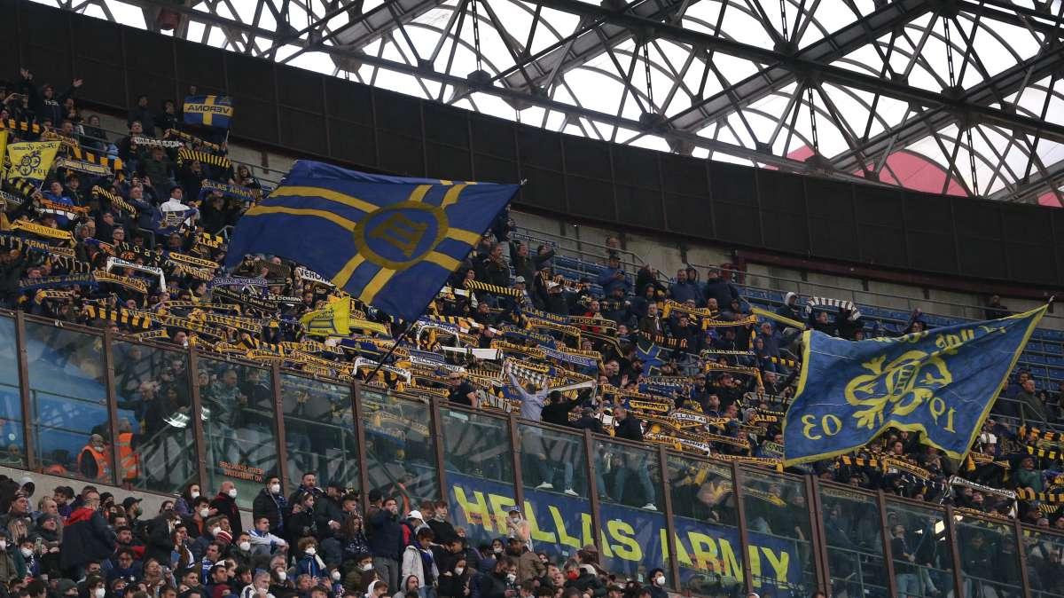 Lancia bicchiere con urina, Daspo per tifoso del Verona. Stesso provvedimento per 2 interisti
