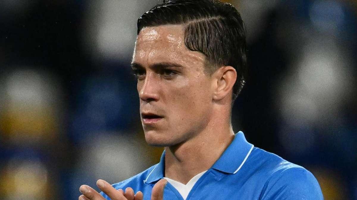 Stankovic tiene alto il muro del Venezia, Raspadori lo abbatte: il Napoli vince 1-0 e torna in vetta
