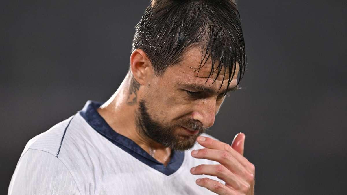 Dopo Calhanoglu, una contrattura costringe anche Acerbi ad abbandonare Roma-Inter 