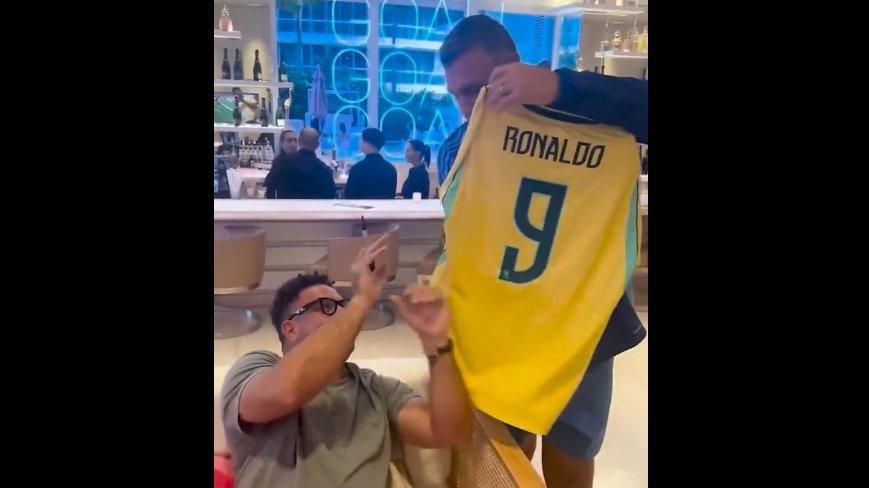 Vieri e Ronaldo di nuovo insieme... per un autografo con dedica