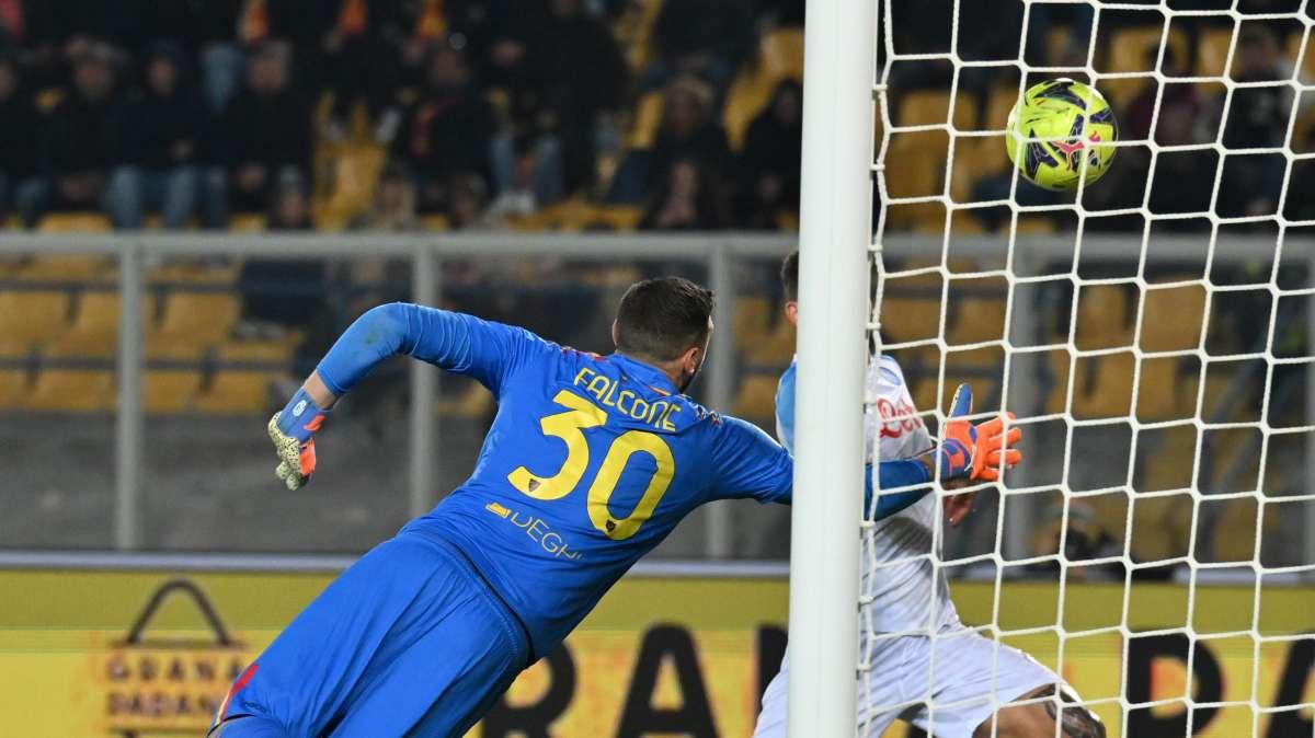 VIDEO - Il Napoli passa 2-1 a Lecce, ma che pasticcio tra Gallo e Falcone: gli highlights del secondo anticipo