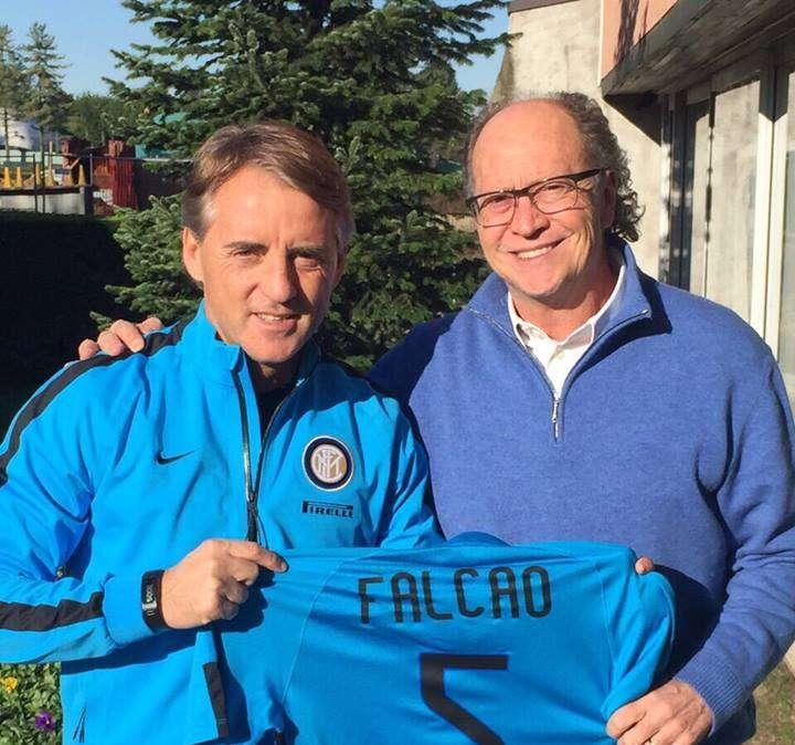 FOTO -  "Il grande Falcao" ad Appiano: incontro con Mancini e maglia di Europa League personalizzata