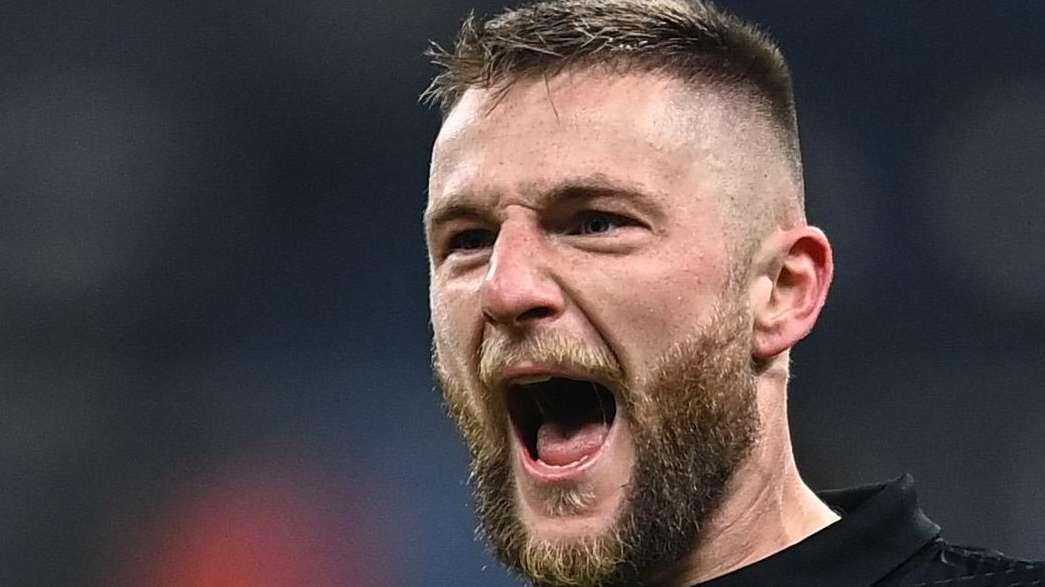 Duecento (più una) per Milan Skriniar con l'Inter, lo slovacco posa con la maglia ufficiale