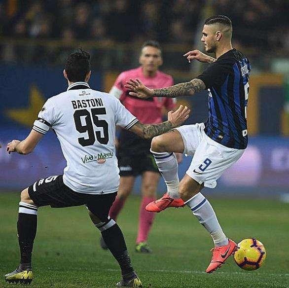 Bastoni posta su Instagram un contrasto di gioco con Icardi: "Future is now"