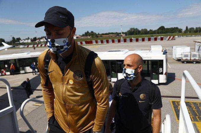 FOTO - Inter partita per Napoli: i giocatori in aeroporto con le mascherine ufficiali 