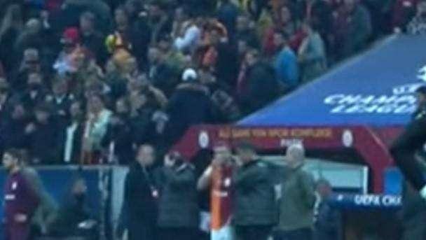 Carragher stronca Onana: "Nemmeno un portiere dell'Under 18 farebbe certi errori"
