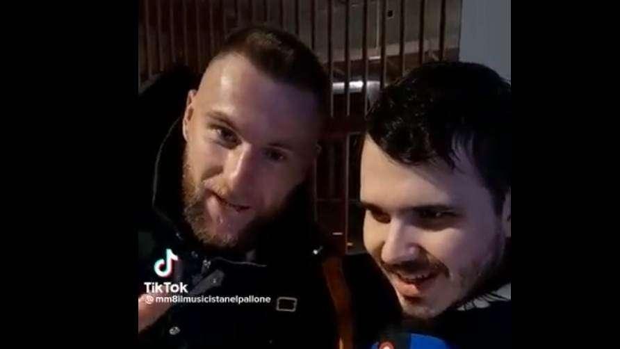 VIDEO - Un tifoso gli chiede di restare all'Inter, Skriniar reagisce così