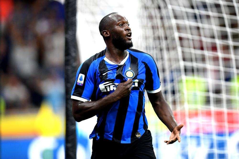 Martinez e Lukaku ammutoliscono la Sardegna Arena: l'Inter supera il Cagliari 2-1 ed è prima in classifica